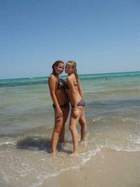Dominika Mirgová (vpravo) s kamarátkou Alicou na pláži.