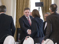 Predseda vlády SR Robert Fico (uprostred) sa zdraví s veľvyslancami 
