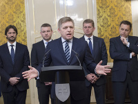 Zľava v pozadí: Robert Kaliňák, Peter Pellegrini, Peter Žiga a Peter Kažimír a v popredí Robert Fico Zľava v pozadí: Robert Kaliňák, Peter Pellegrini, Peter Žiga a Peter Kažimír a v popredí Robert Fico