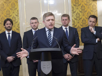 Robert Fico, v pozadí Robert Kaliňák, Peter Pellegrini, Peter Žiga, Peter Kažimír 
