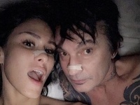 Tommy Lee so svojou snúbenicou. Tommy Lee so svojou snúbenicou.