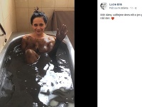 Speváčka Lucie Bílá vo vani odhalila svoj nahý nadupaný dekolt.
