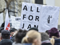 Študenti dúfajú, že sa vražda Jána a Martiny vyrieši. Mnohí sú však skeptickí. Študenti dúfajú, že sa vražda Jána a Martiny vyrieši. Mnohí sú však skeptickí.