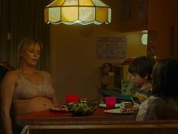 Charlize Theron ako trojnásobná matka vo filme Tully. 