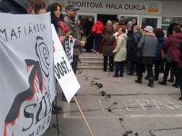 Smer-SD oslavoval MDŽ v Banskej Bystrici. Bez protestných transparentov sa slávnosť nezaobišla. 