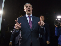 Béla Bugár prichádza do centrály strany po informovaní koaličných partnerov Béla Bugár prichádza do centrály strany po informovaní koaličných partnerov
