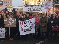 Kým SMER-SD oslavoval MDŽ, ľudia na ulici protestovali. Kým SMER-SD oslavoval MDŽ, ľudia na ulici protestovali.