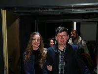 Moderátor Andrej Bičan prišiel na premiéru do kina v spoločnosti novej priateľky Mišky.