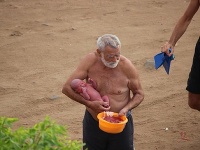 Starší muž je podľa dostupných informácií odborníkom na pôrody do vody