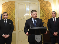 Na snímke zľava predseda SNS Andrej Danko, predseda strany Smer-SD a premiér SR Robert Fico a predseda Most-Híd Béla Bugár Na snímke zľava predseda SNS Andrej Danko, predseda strany Smer-SD a premiér SR Robert Fico a predseda Most-Híd Béla Bugár