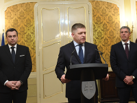 Na snímke zľava predseda SNS Andrej Danko, predseda strany Smer-SD a premiér SR Robert Fico a predseda Most-Híd Béla Bugár