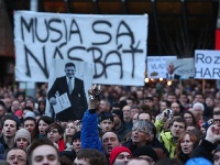 Ľudia vychádzajú do ulíc už tretí týždeň. Naďalej požadujú predčasné voľby. Ľudia vychádzajú do ulíc už tretí týždeň. Naďalej požadujú predčasné voľby.