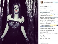 Alexandra Daddario sa fotkami provokatívnych šiat pochválila aj na instagrame. 
