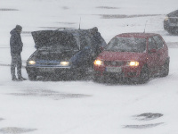 Na snímke kalamitná situácia v uliciach Košíc, spôsobená silným vetrom a snežením