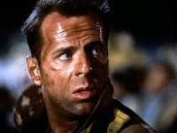 Bruce Willis v Smrtonosnej pasci z roku 1988