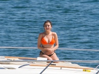 Selena Gomez si neustále chytala brucho. 