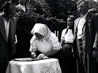 Obyvateľka obce Dýčky v okrese Vráble odobruje vstup do JRD svojím podpisom. Rok 1950.