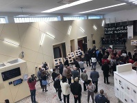 Študenti Paneurópskej súkromnej školy otvorili výstavu Jána Kuciaka. Študenti Paneurópskej súkromnej školy otvorili výstavu Jána Kuciaka.