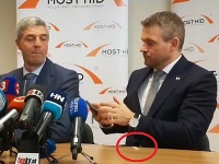 Pellegrinimu vypadol z vnútorného vrecka podozrivý predmet Pellegrinimu vypadol z vnútorného vrecka podozrivý predmet