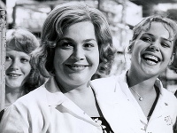 Dagmar Havlová (vpravo) začínala v roku 1974 vo filme Holky z porcelánu. 