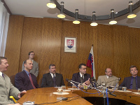 Jozef Šátek (vľavo na kraji) zverejnil možnú verziu ako došlo k vražde. Jozef Šátek (vľavo na kraji) zverejnil možnú verziu ako došlo k vražde.