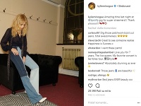 Kylie Minogue doplnila priesvitnú blúzku džínsami. 