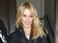 Kylie Minogue si obliekla priesvitnu blúzku, pod ktorou jej bolo vidno čipkovanú podprsenku.  