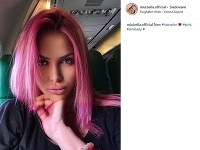 Michaela Gašparovičová stavila na extravagantnú farbu vlasov a išla doružova. 