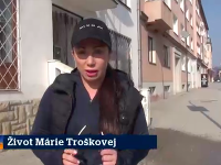 Namiesto odpovedí na svoje otázky sa však Kristína Kövešová dočkala len studenej sprchy - mama Márie Troškovej totiž na ňu vyliala z balkóna vodu.