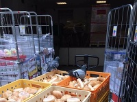 V Prahe sa pred supermarketom vykladalo pečivo, na ktorom si pochutili holuby 
