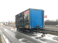 Na diaľnici horel dnes ráno kamión
