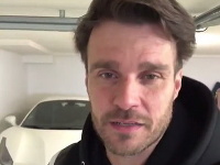 Leoš Mareš sa dal na šialenú stávku. Leoš Mareš sa dal na šialenú stávku.