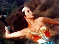 Lynda Carter ako Wonder Woman ohurovala sexi krivkami. 