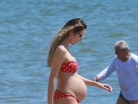 Candice Swanepoel je zhruba v 6. mesiaci tehotenstva. 