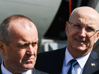 Zľava: Minister obrany SR Peter Gajdoš a generálny tajomník služobného úradu Ministerstva obrany SR Ján Hoľko