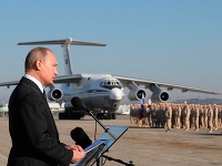 Vladimir Putin sa prihovára svojim jednotkám v Sýrii.