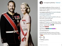 Korunný princ Haakon s manželkou Mette-Marit na jednej z oficiálnych fotografií. 