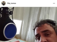 Filip Tůma nahráva komentáre k speváckej šou SuperStar.