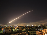 Západ krátko pred štvrtou hodinou ráno zaútočil na Sýriu.