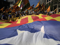 Do ulíc Barcelony vyšli státisíce ľudí na podporu separatistických politikov.