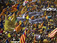 Do ulíc Barcelony vyšli státisíce ľudí na podporu separatistických politikov.
