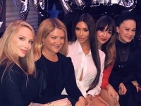 Kim Kardashian so spolužiačkami. 