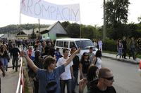 Pochod ulicami mesta na krompašskom proteste proti rómskej kriminalite zvolanom Slovenskou pospolitosťou.