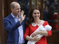 Kate Middleton a princ William ukázali svetu svoje tretie dieťatko.