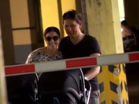 Peter Cmorik a jeho partnerka Daniela počas odchodu z nemocnice. 