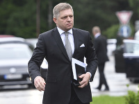 Na snímke predseda SMER - SD Robert Fico prichádza na pracovný snem politickej strany SMER. Na snímke predseda SMER - SD Robert Fico prichádza na pracovný snem politickej strany SMER.