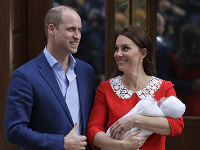 William a jeho manželky Kate držia malého synčeka.