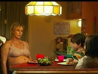 Charlize Theron ako trojnásobná mamička. 