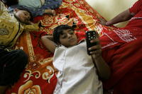 Azharuddin Mohammed detská hviezda Milionára z chatrče sa hrá vo svojom novom byte v Mumbai.