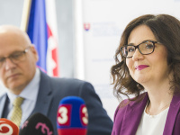 Na snímke vedúci Centra fyzikálneho ústavu Slovenskej akadémie vied Vladimír Bužek a vpravo ministerka školstva, vedy, výskumu a športu Martina Lubyová počas tlačovej konferencie na tému financovanie vedy a otázka medzinárodných infraštruktúr iniciatív vý Na snímke vedúci Centra fyzikálneho ústavu Slovenskej akadémie vied Vladimír Bužek a vpravo ministerka školstva, vedy, výskumu a športu Martina Lubyová počas tlačovej konferencie na tému financovanie vedy a otázka medzinárodných infraštruktúr iniciatív vý
